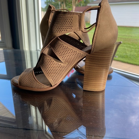 Gently Used Soda Block Heel- Size 6.5 - Picture 5 of 7